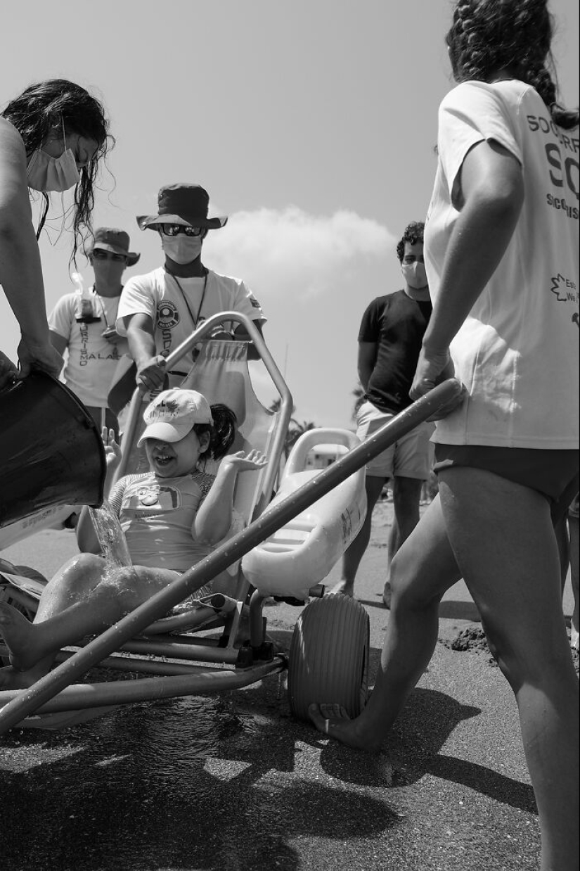 “Looky Looky”: 12 Photos I Took Of Things On The Beach That Fascinated Me