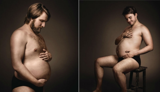 Los hombres se acarician con cariño sus barrigas cerveceras en la publicidad alemana Los hombres se acarician con cariño sus barrigas cerveceras en la publicidad alemana