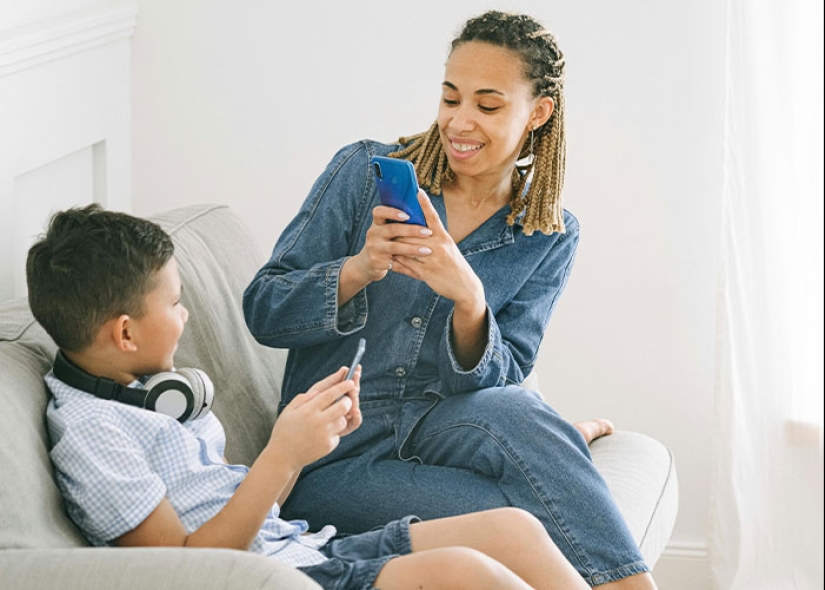 Los padres están preocupados por la tendencia de “cubrirse la nariz” que los adolescentes usan en las fotografías, los expertos revelan el motivo