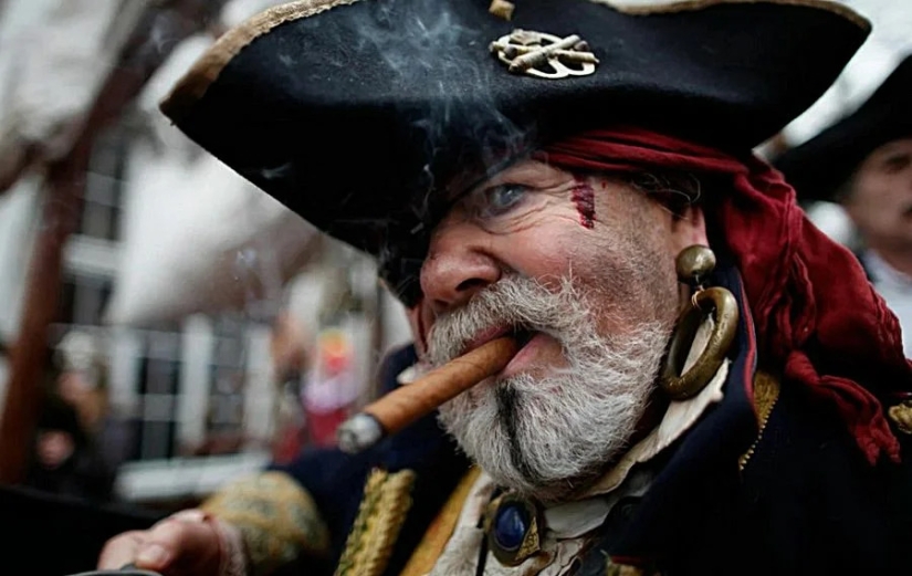 Los piratas llevaban un pendiente en la oreja, no por belleza en absoluto Los piratas llevaban un pendiente en la oreja, no por belleza en absoluto