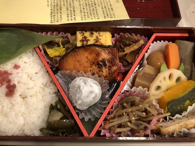 Lotus root, burdock snack and omelette with hieroglyphs: what they serve at the train station in Tokyo