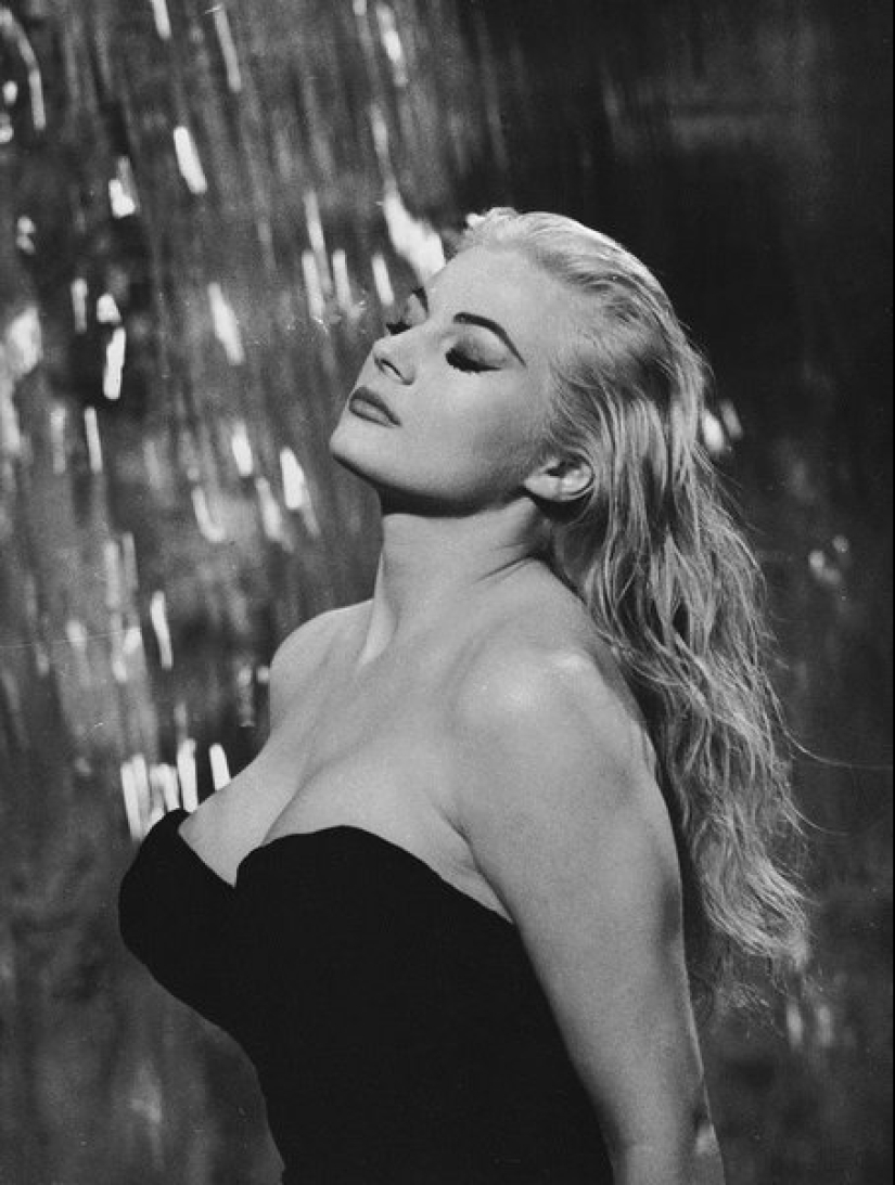 Luxury neckline beautiful Italian Actresses Luxury neckline beautiful Italian Actresses