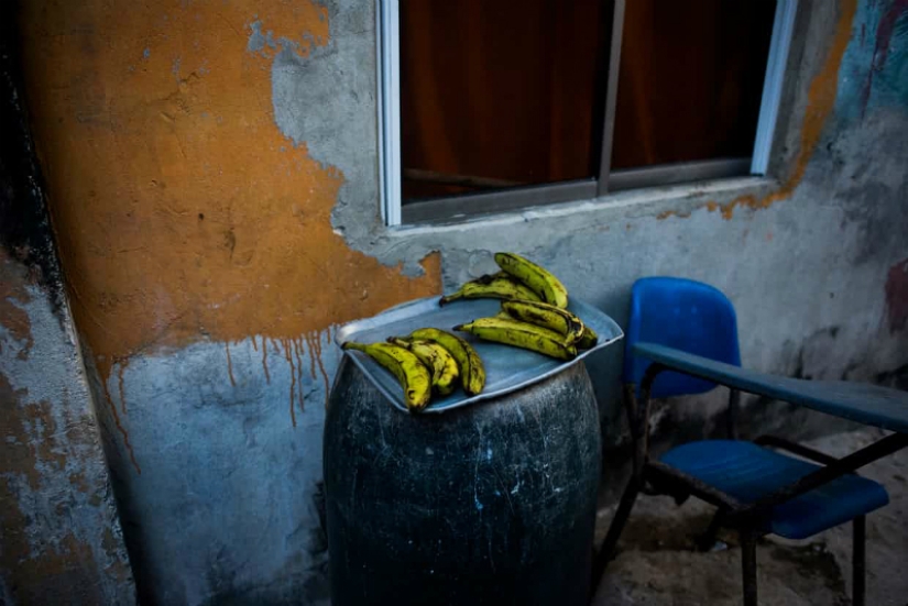 Me das un peinado, y yo te doy pescado para el almuerzo: cómo se llevan mil personas en una isla del tamaño de un campo de fútbol