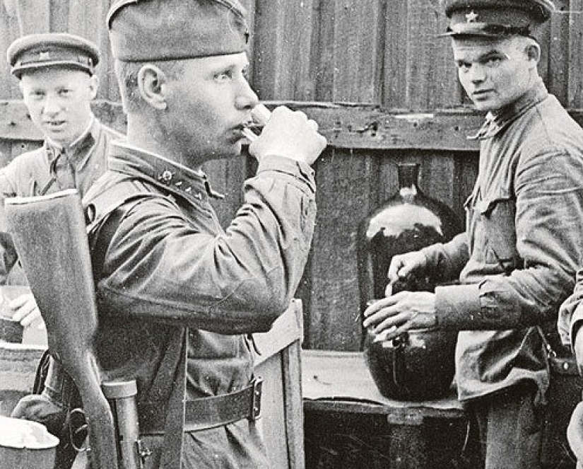 Not by bread alone: tobacco, alcohol and sweets in the Red Army