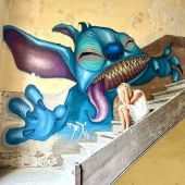 Obra de graffiti oscuramente retorcida con personajes populares de David Lozano