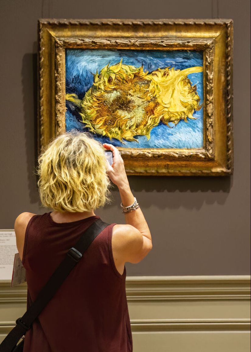 Parallel Perspectives: I Took 12 Photos In The Museum To Show How Everyday People Imitate Art