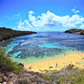 Paraíso terrenal-playa hawaiana dentro de un antiguo cráter