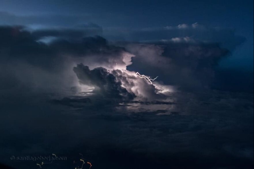 Piloto captura tormentas y otras condiciones climáticas cambiantes desde su cabina