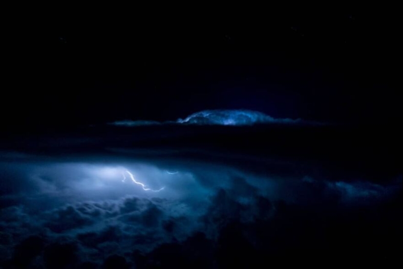 Piloto captura tormentas y otras condiciones climáticas cambiantes desde su cabina