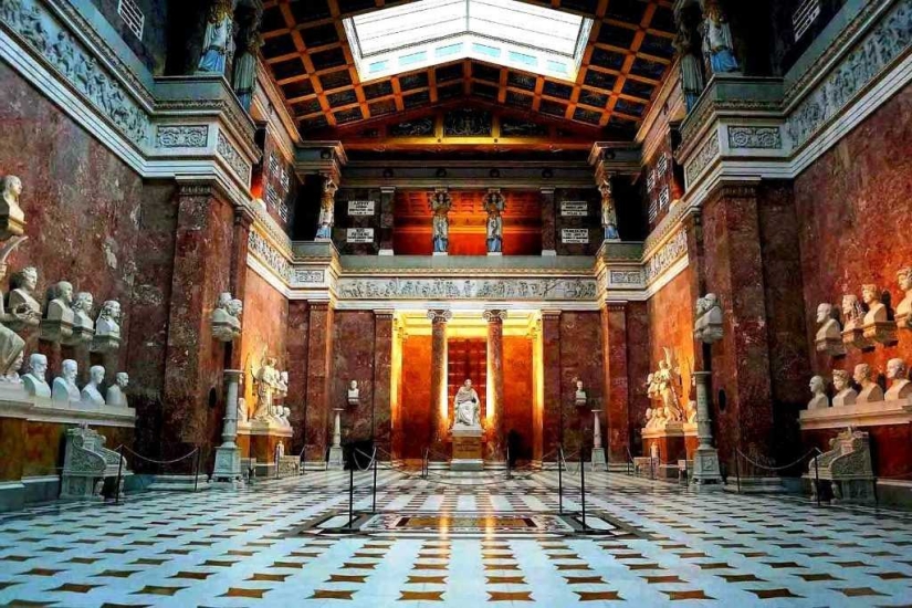 ¿Por qué los alemanes mordieron a los cuervos? La historia de una fotografía muy extraña.