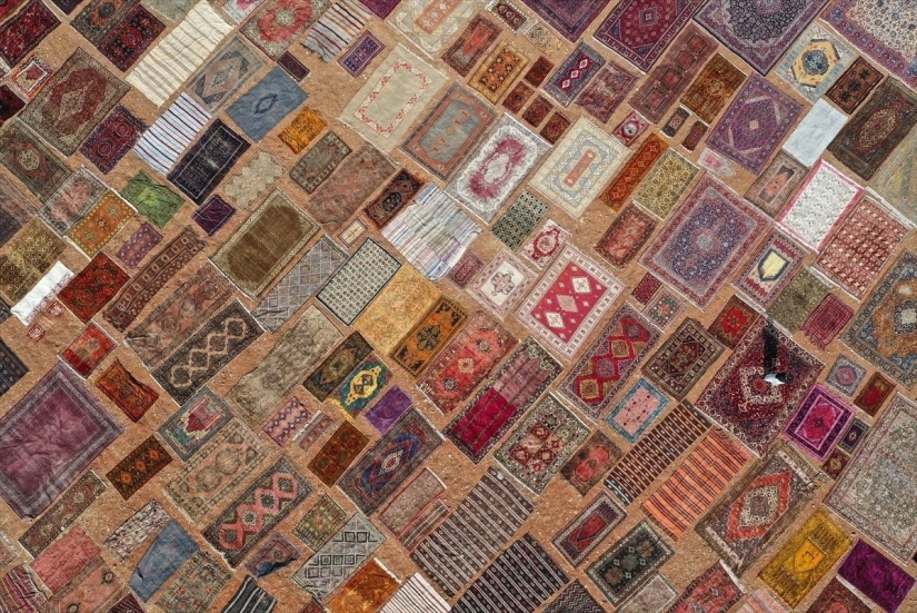 ¿Por qué los turcos colocan miles de alfombras en los campos? ¿Por qué los turcos colocan miles de alfombras en los campos?