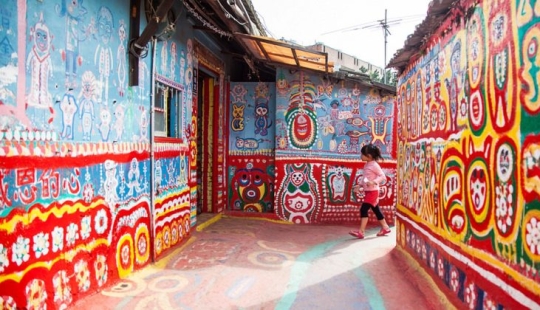 "Rainbow Village" de Huang Yun-Fu: cómo hacer un objeto turístico de un pueblo moribundo