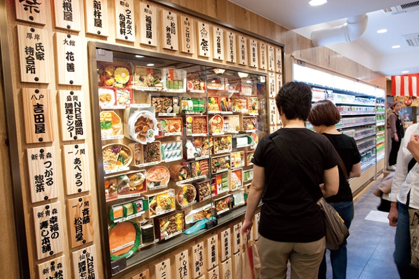 Raíz de loto, snack de bardana y tortilla con jeroglíficos: lo que sirven en la estación de tren de Tokio