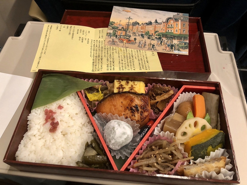 Raíz de loto, snack de bardana y tortilla con jeroglíficos: lo que sirven en la estación de tren de Tokio
