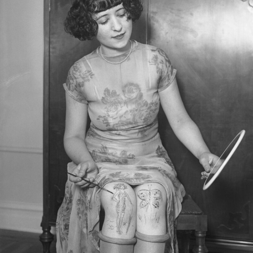 Rodillas pintadas: una tendencia de moda olvidada de la década de 1920 Rodillas pintadas: una tendencia de moda olvidada de la década de 1920