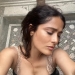 Salma Hayek, de 57 años, luce una belleza sin maquillaje mientras come una fresa recién cortada durante un viaje a una isla 'mágica' en Italia.