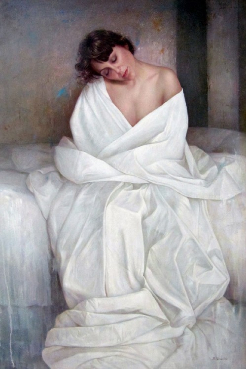 Sleepy temptation in the works of the Spanish portraitist Soledad Fernandez
