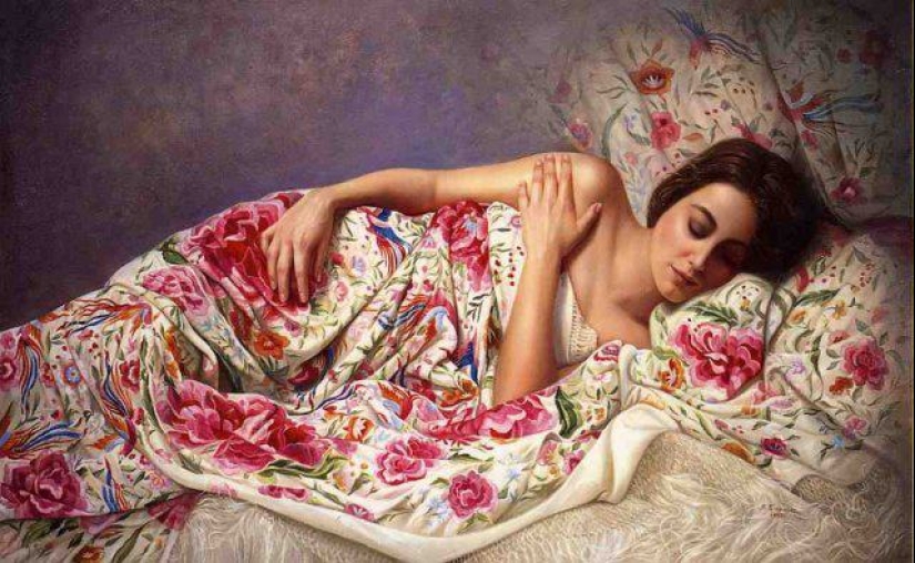 Sleepy temptation in the works of the Spanish portraitist Soledad Fernandez