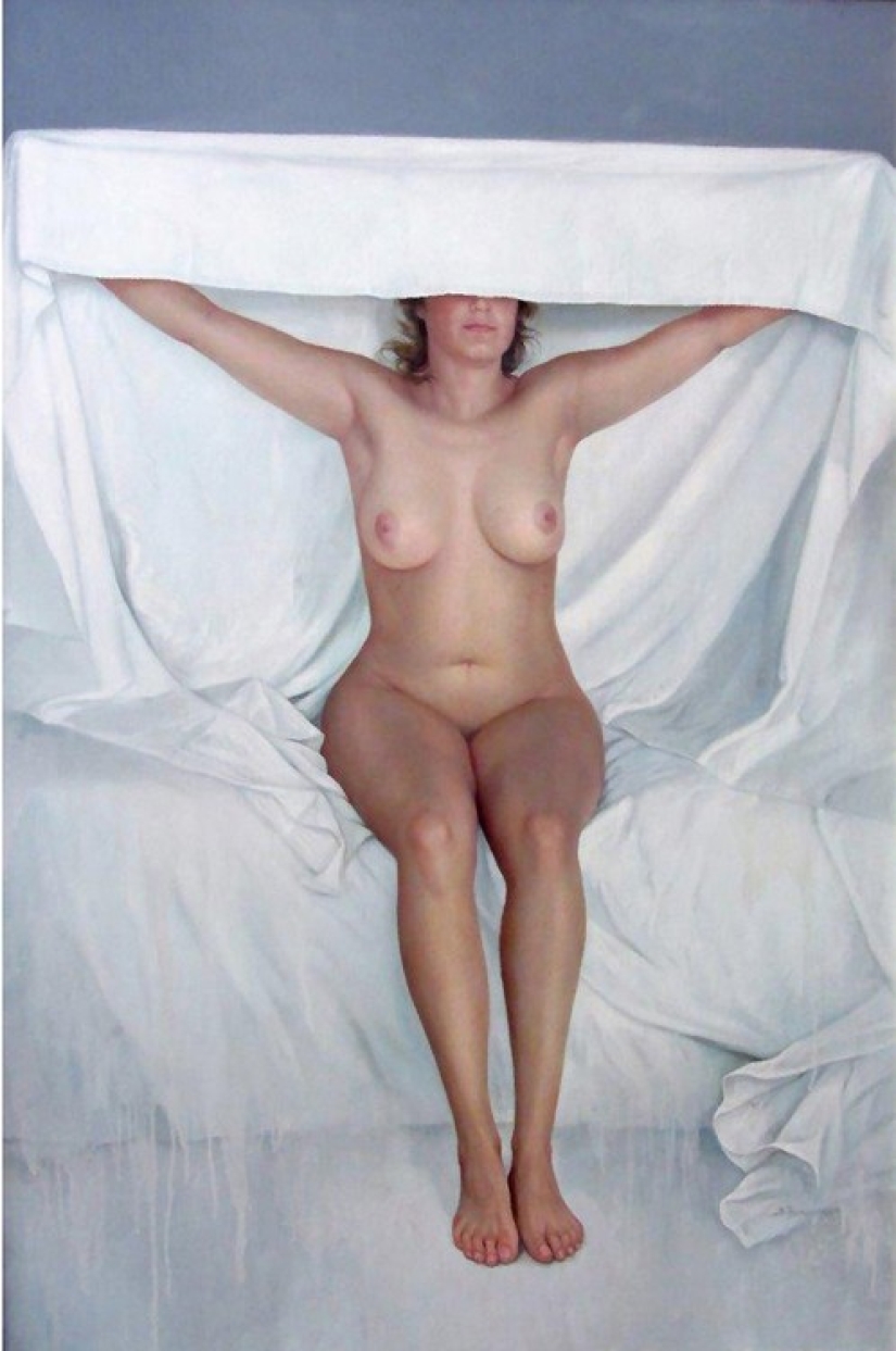 Sleepy temptation in the works of the Spanish portraitist Soledad Fernandez