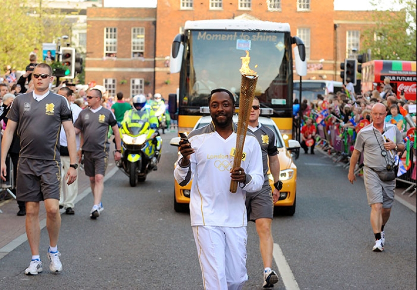 Snoop Dogg Carries Olympic Torch For Paris 2024 Games As “Special Correspondent”