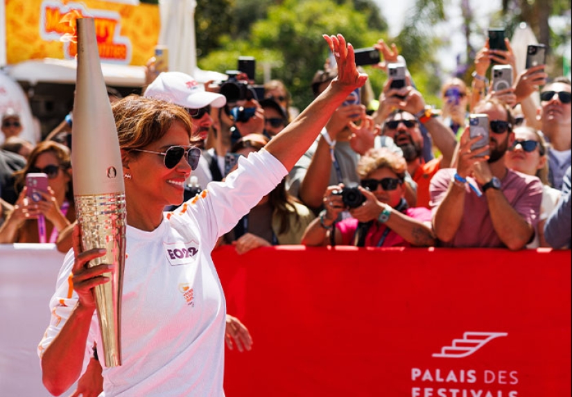 Snoop Dogg Carries Olympic Torch For Paris 2024 Games As “Special Correspondent”