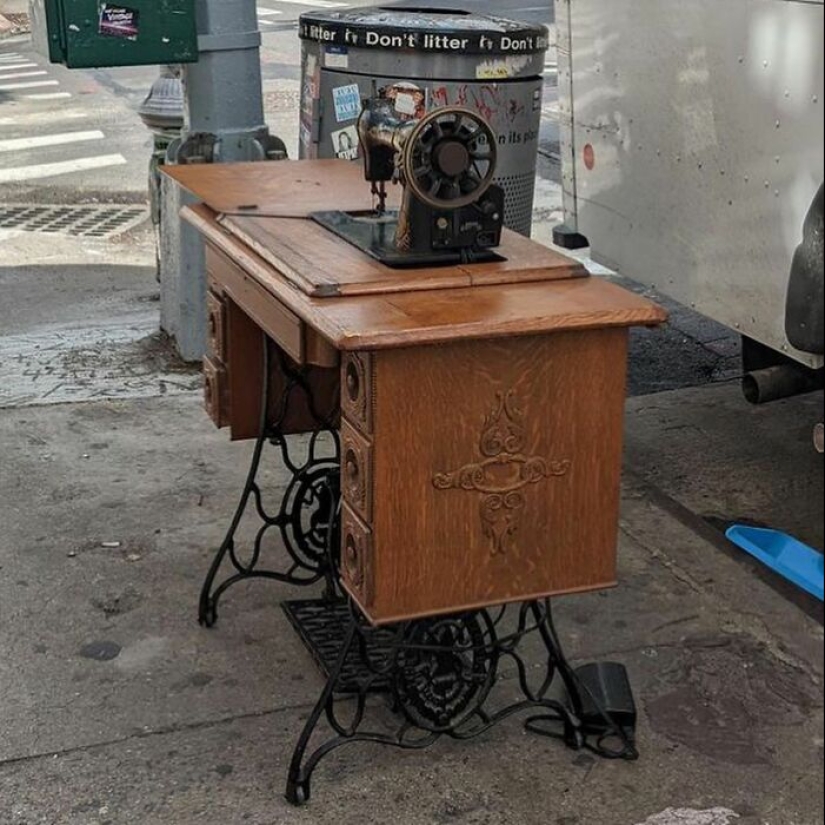 ‘Stooping NYC’: 10 Times People Left Treasures For Others To Find On The Curb