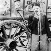 Strange costumes, acrobats and creepy clowns - photos of a traveling circus in 1910