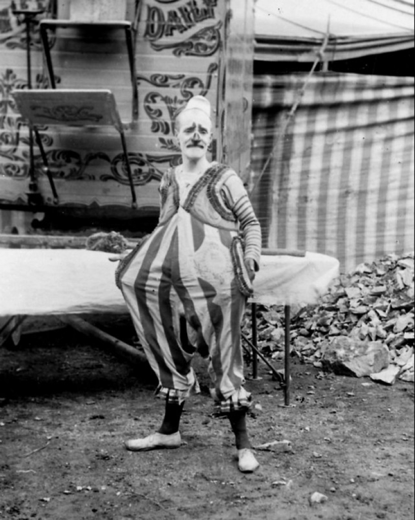 Strange costumes, acrobats and creepy clowns - photos of a traveling circus in 1910
