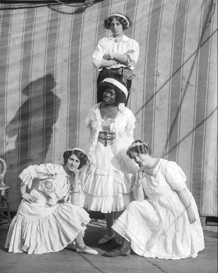 Strange costumes, acrobats and creepy clowns - photos of a traveling circus in 1910