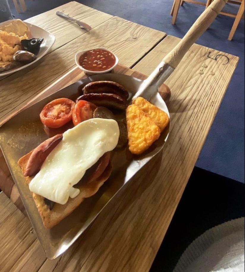 Tapas en la cabeza de Jack Nicholson, rollos en una patineta y 20 ejemplos más de platos extraños