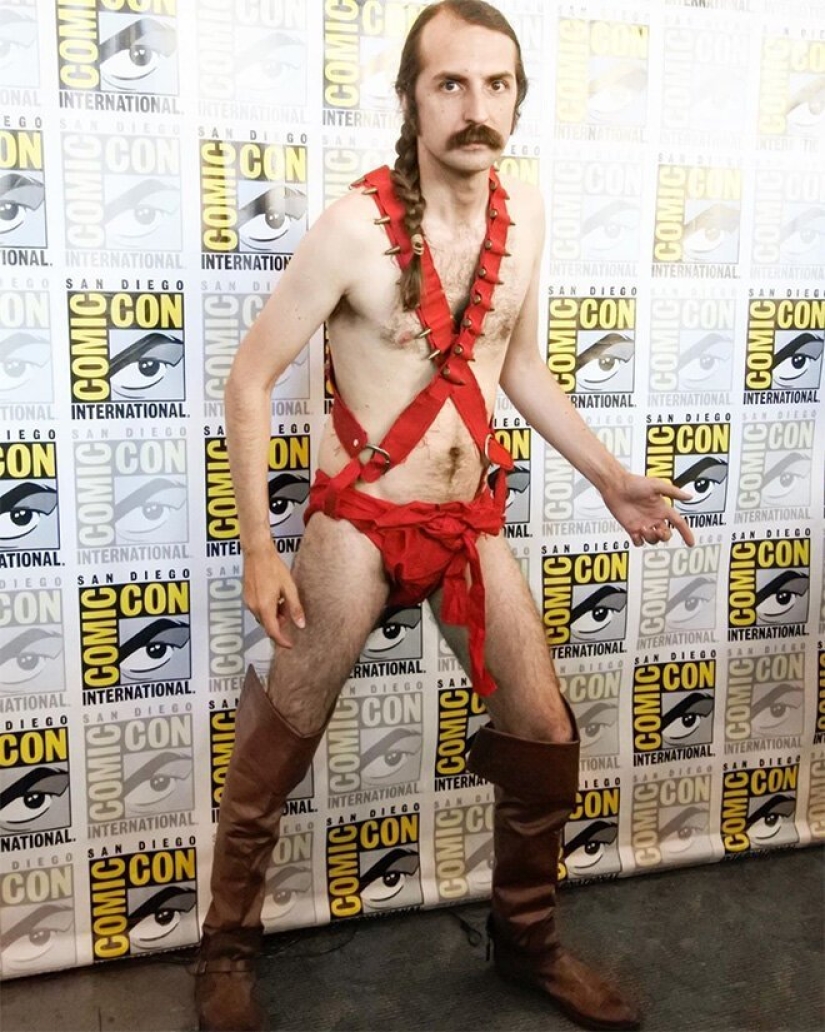 The iconic image of cosplay: Sean Connery in "men's bikini"