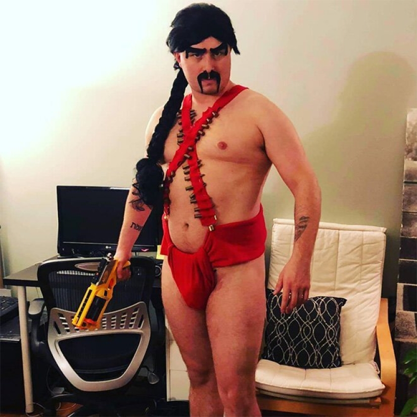 The iconic image of cosplay: Sean Connery in "men's bikini"