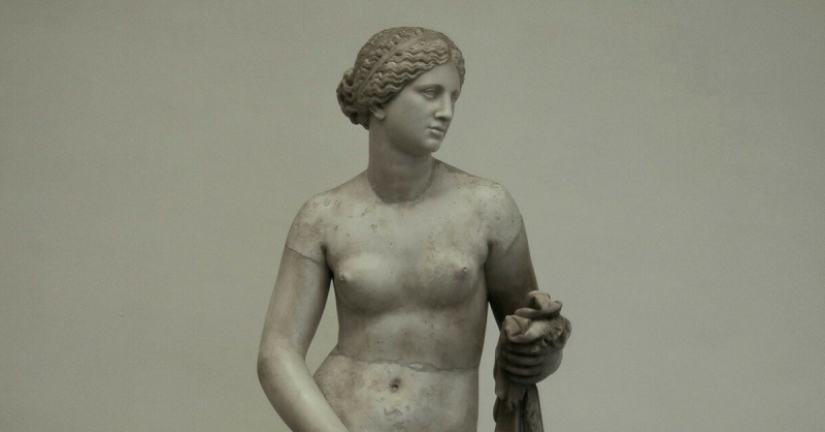The statue of Aphrodite of Cnida is so realistic that she was once raped The statue of Aphrodite of Cnida is so realistic that she was once raped