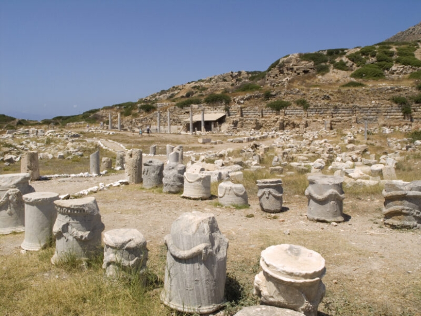 The statue of Aphrodite of Cnida is so realistic that she was once raped The statue of Aphrodite of Cnida is so realistic that she was once raped