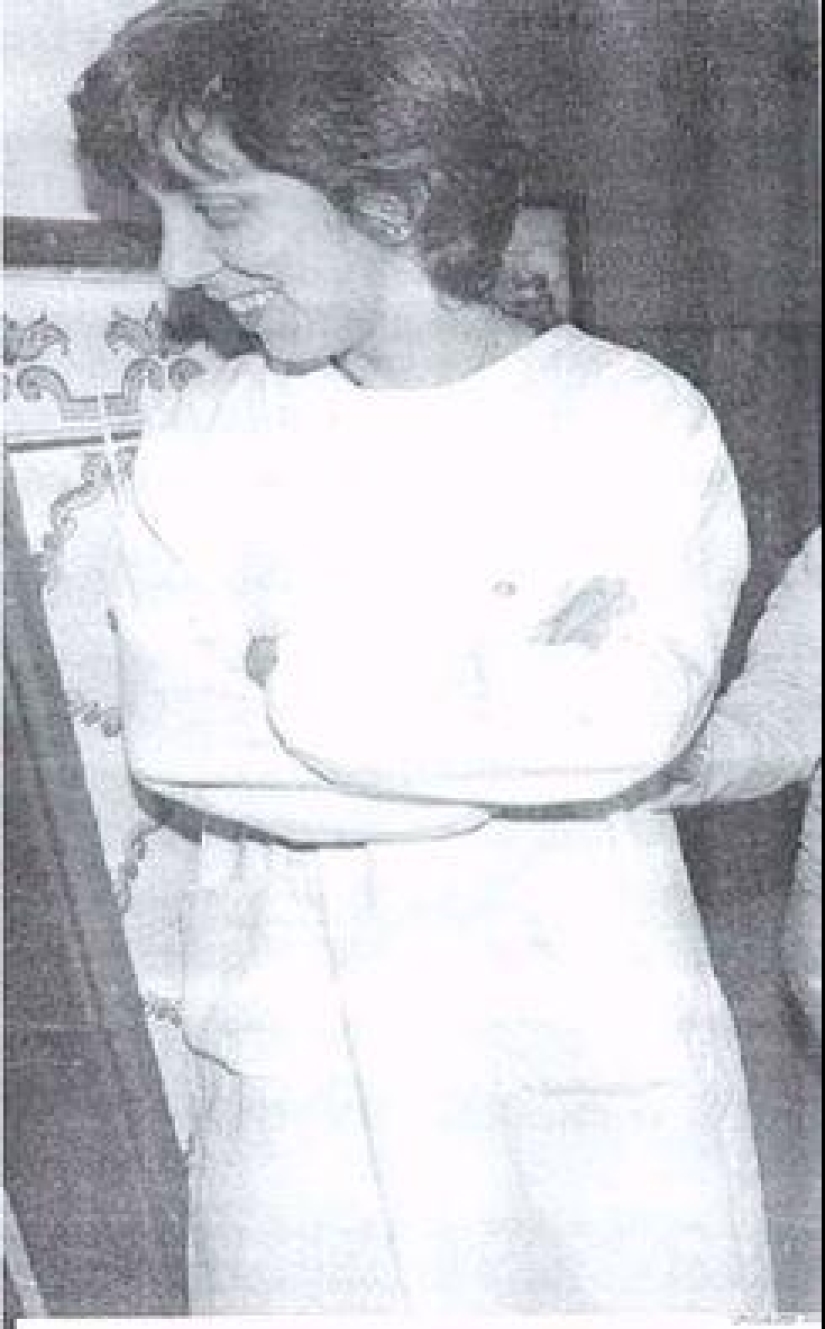 The story of a Portuguese "chicken girl" who grew up in a poultry house