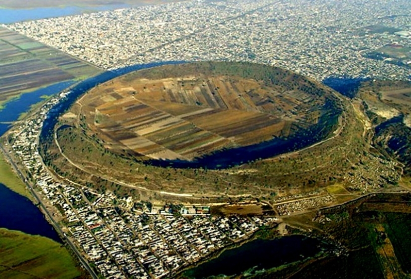 The Xico Crater is a grandiose natural wonder on the outskirts of Mexico City