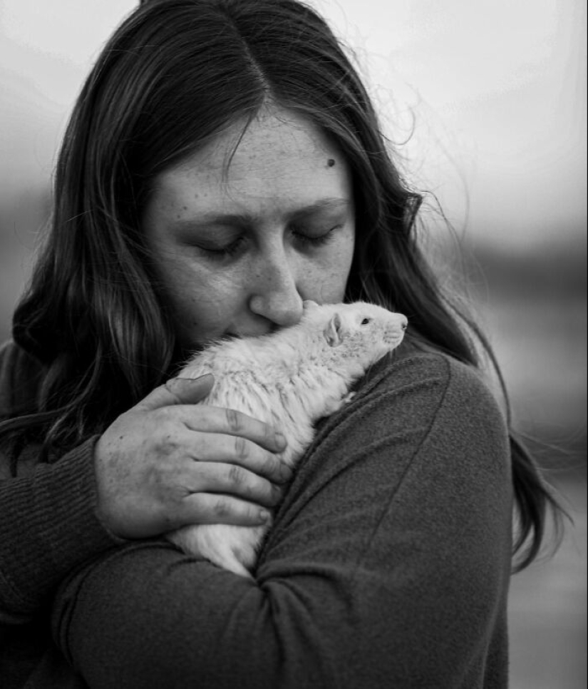 This Photographer Captures People With Their Pets Before They Cross The “Rainbow Bridge” This Photographer Captures People With Their Pets Before They Cross The “Rainbow Bridge”