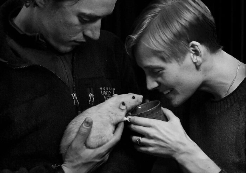 This Photographer Captures People With Their Pets Before They Cross The “Rainbow Bridge” This Photographer Captures People With Their Pets Before They Cross The “Rainbow Bridge”