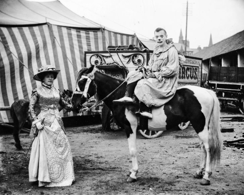 Trajes extraños, acróbatas y payasos espeluznantes-fotos de un circo ambulante en 1910