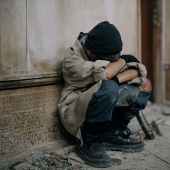 Un niño de 9 años se alimentó solo, fue a la escuela y vivió solo durante 2 años después de que su mamá lo abandonó