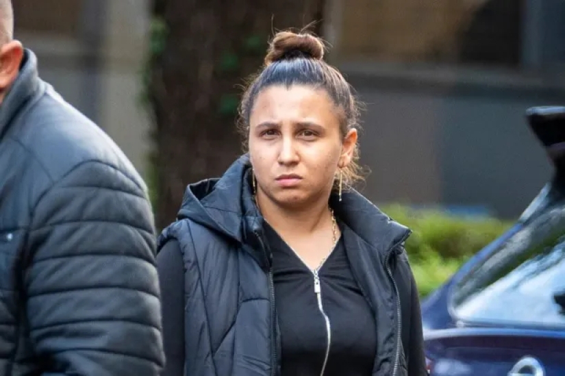 Una joven de 19 años fue arrestada en Londres por hacerse pasar por médico. Una joven de 19 años fue arrestada en Londres por hacerse pasar por médico.