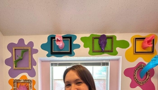 Una mujer muestra en línea su casa singularmente colorida y se vuelve viral mientras los internautas quedan hipnotizados por ella