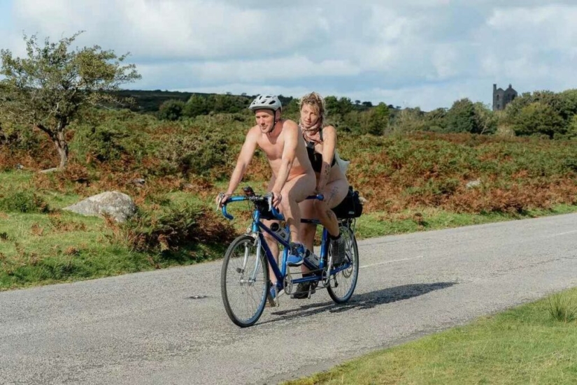 Una pareja británica recorrió desnudos más de 400 kilómetros en bicicleta Una pareja británica recorrió desnudos más de 400 kilómetros en bicicleta