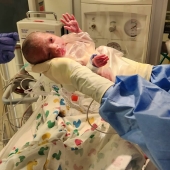 Una pareja supera las probabilidades de una entre quince millones de dar la bienvenida a cuatrillizos “milagrosos” idénticos