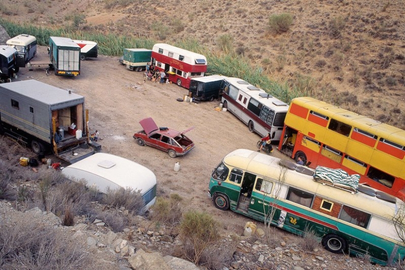 Verano sin fin: La vida nómada de los Ravers de la década de 1990 Verano sin fin: La vida nómada de los Ravers de la década de 1990