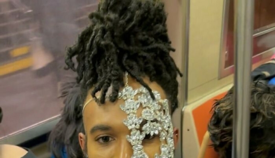 “What New York Wears”: 26 NYC Locals That Weren’t Afraid To Experiment With Their Fashion