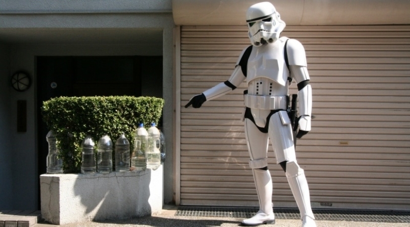 Why do the Japanese put water bottles along fences and poles Why do the Japanese put water bottles along fences and poles