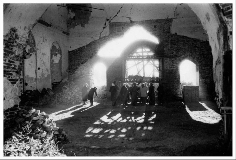 Wonderland: A Fairy Tale about the Soviet Monolith