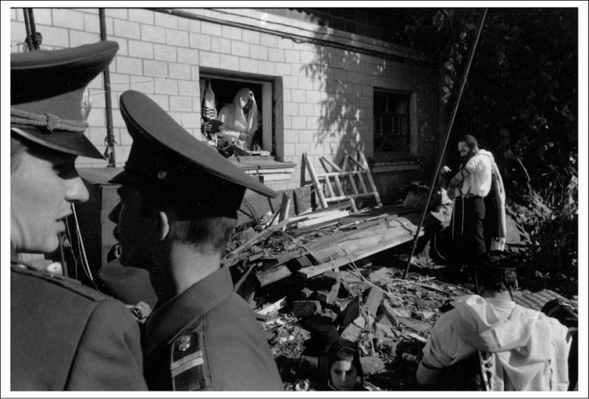 Wonderland: A Fairy Tale about the Soviet Monolith