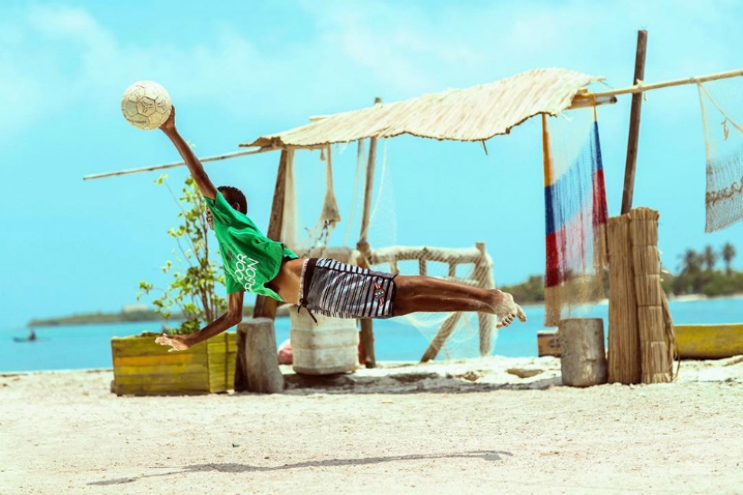 You give me a hairstyle, and I'll give you fish for lunch: how a thousand people get along on an island the size of a football field You give me a hairstyle, and I'll give you fish for lunch: how a thousand people get along on an island the size of a football field